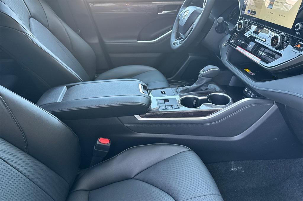 new 2025 Toyota Highlander Hybrid car, priced at $54,823