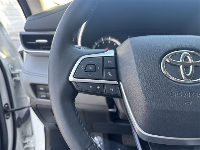 used 2022 Toyota Highlander car, priced at $39,400