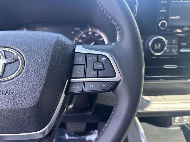 used 2022 Toyota Highlander car, priced at $39,400