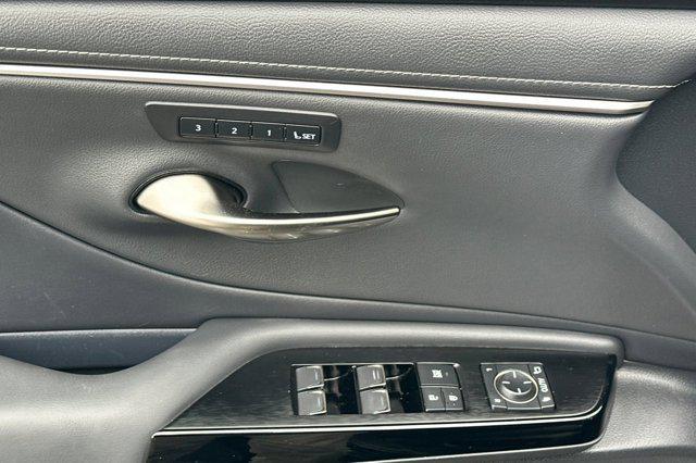 used 2025 Lexus ES 300h car, priced at $40,897