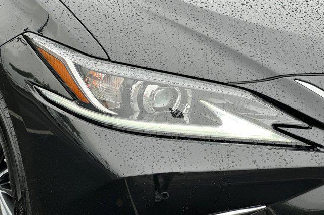 used 2025 Lexus ES 300h car, priced at $40,897