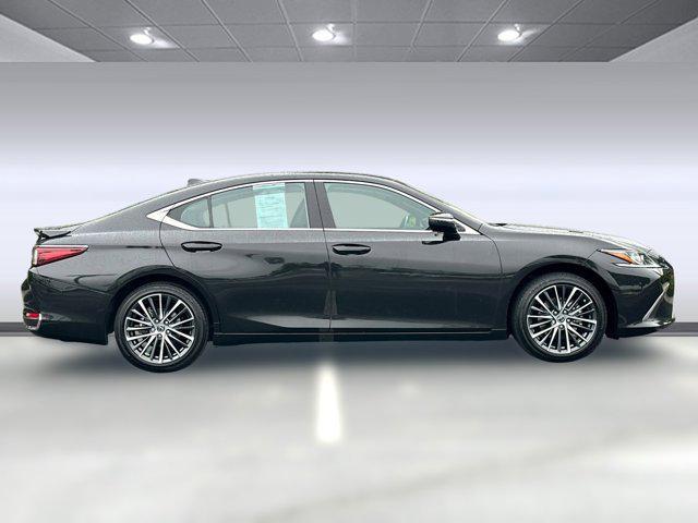 used 2025 Lexus ES 300h car, priced at $40,897