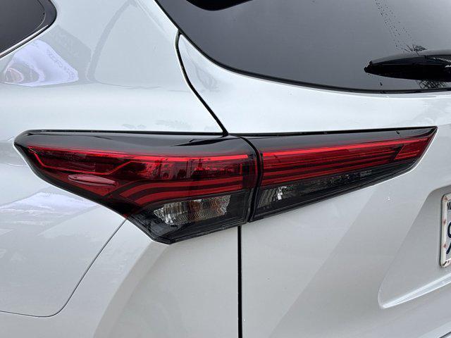 used 2022 Toyota Highlander car, priced at $35,698