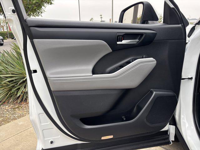used 2022 Toyota Highlander car, priced at $35,698