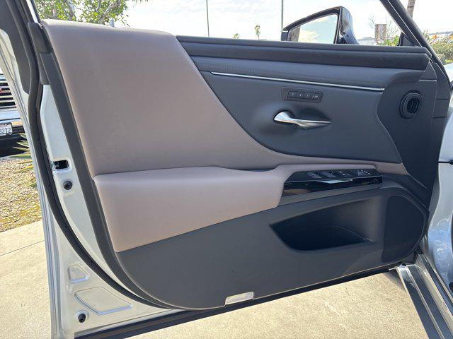 new 2025 Lexus ES 350 car, priced at $50,114