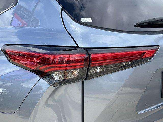 used 2022 Toyota Highlander car, priced at $33,298