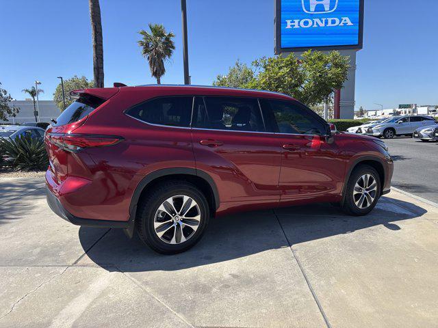 used 2021 Toyota Highlander car, priced at $31,998