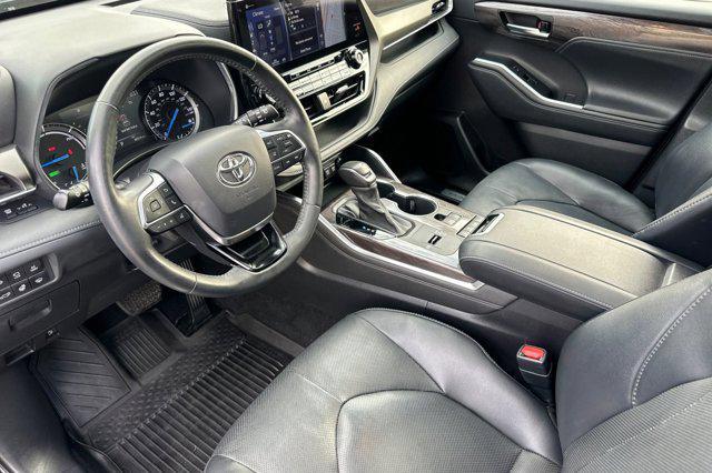 used 2021 Toyota Highlander Hybrid car, priced at $32,499