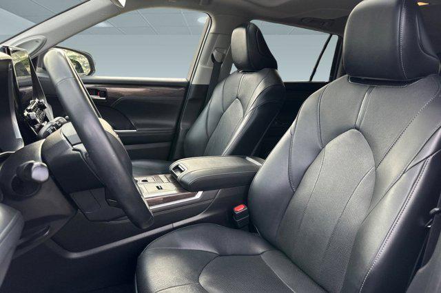 used 2021 Toyota Highlander Hybrid car, priced at $32,499