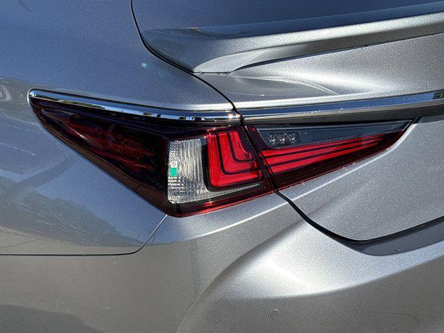 new 2025 Lexus ES 300h car, priced at $50,195