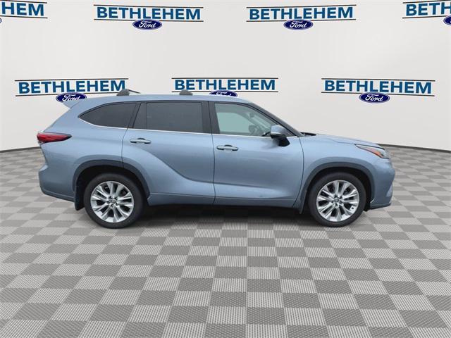 used 2022 Toyota Highlander car, priced at $33,395