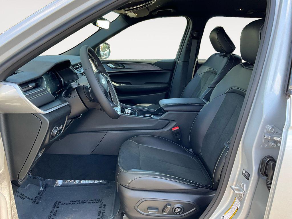 new 2025 Jeep Grand Cherokee car, priced at $42,650