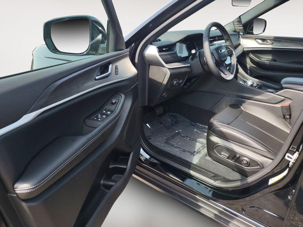new 2025 Jeep Grand Cherokee car, priced at $49,490