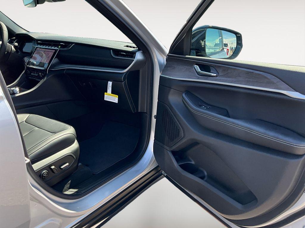 new 2025 Jeep Grand Cherokee car, priced at $43,070