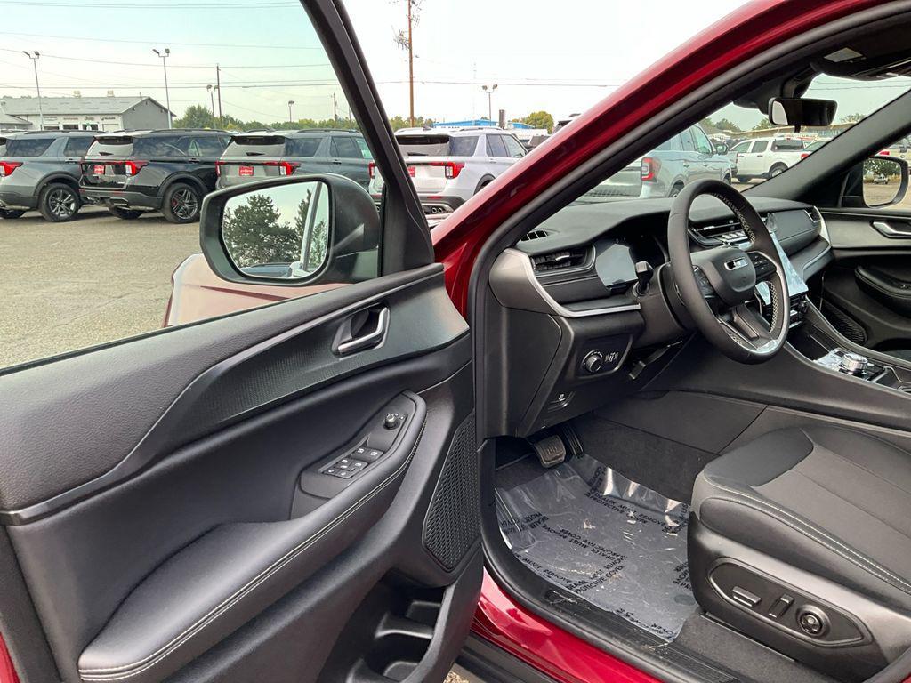 new 2025 Jeep Grand Cherokee L car, priced at $39,800