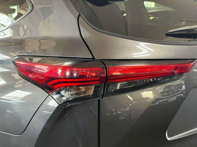 used 2022 Toyota Highlander car, priced at $27,800