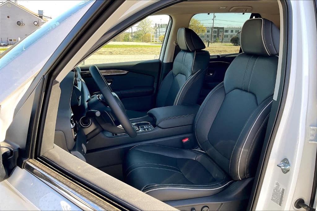 new 2025 Honda Pilot car, priced at $54,985