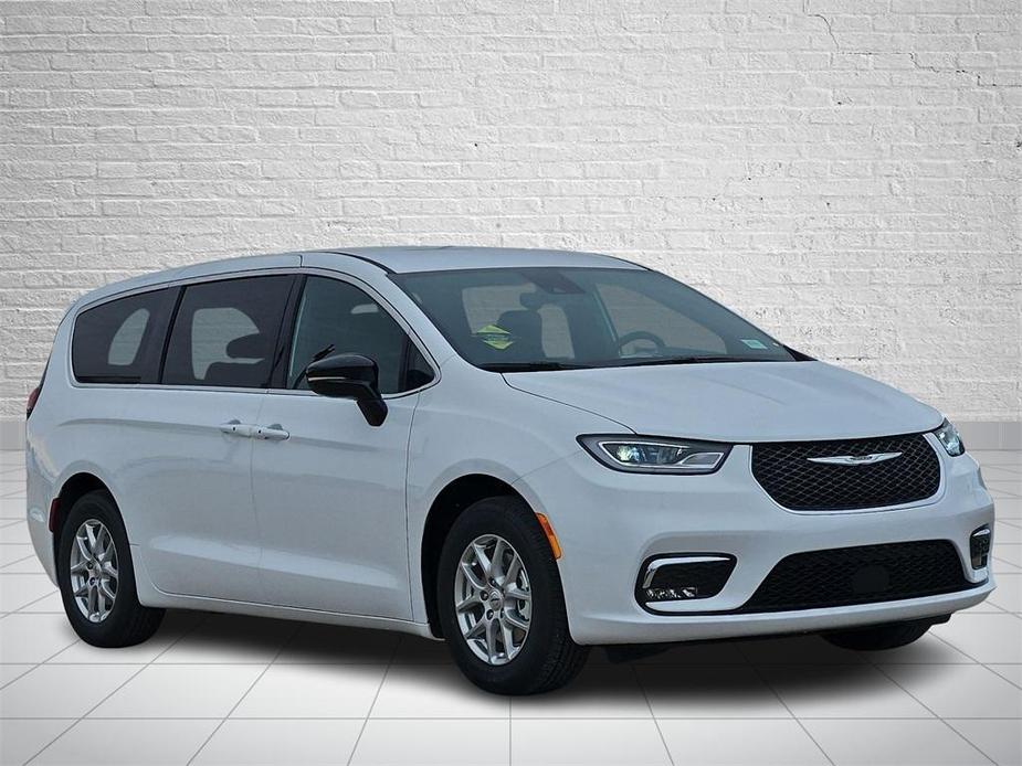 new 2025 Chrysler Pacifica car, priced at $44,656