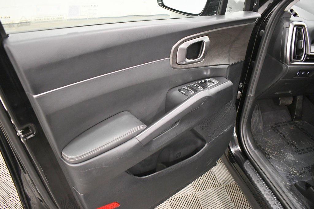 used 2025 Kia Sorento car, priced at $35,222