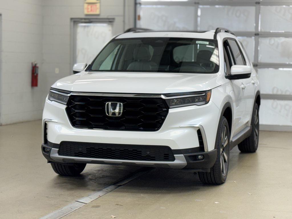 new 2025 Honda Pilot car, priced at $48,275