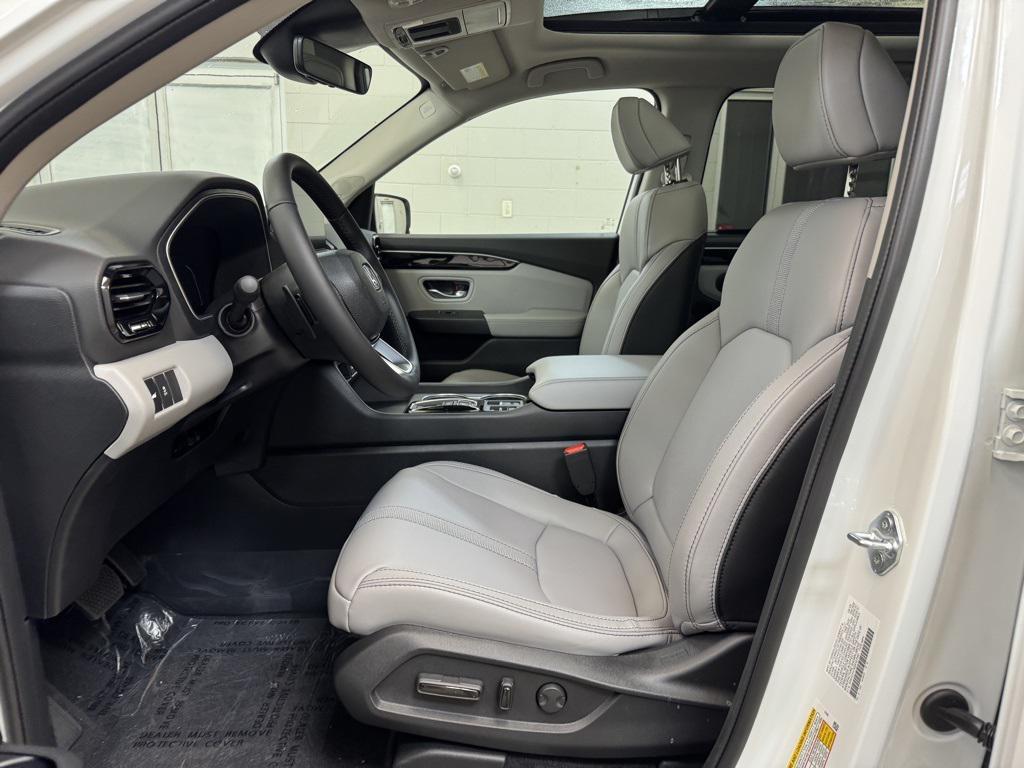 new 2025 Honda Pilot car, priced at $48,275