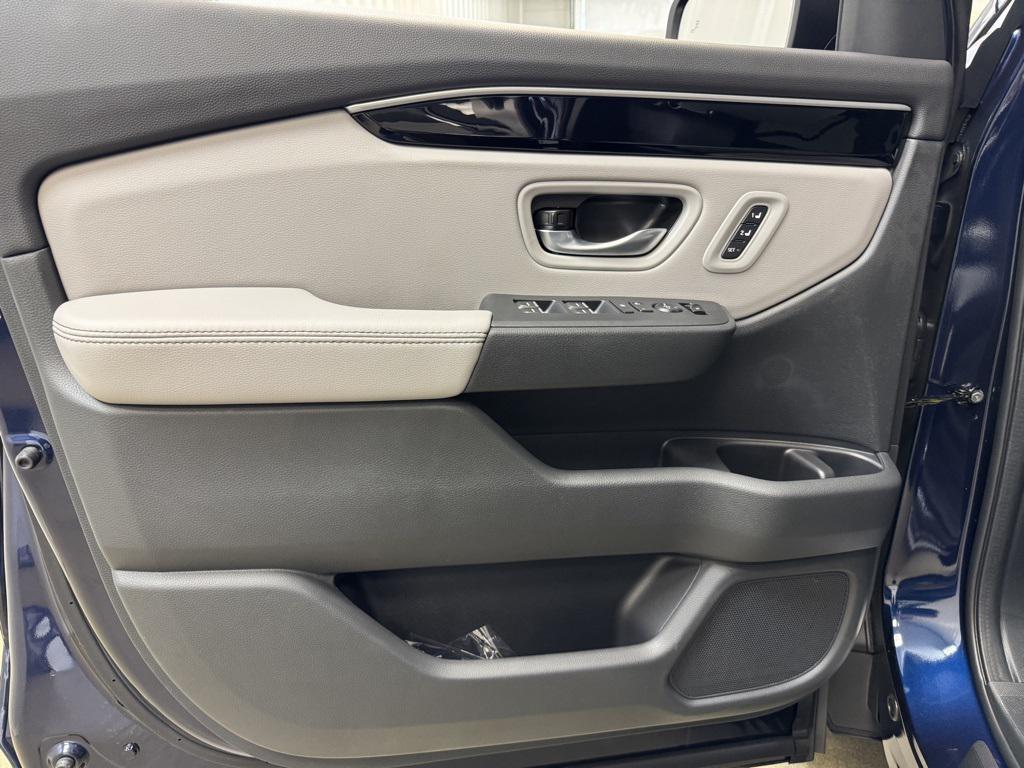 new 2025 Honda Pilot car, priced at $44,816