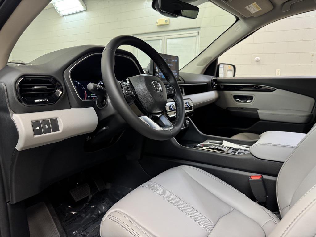 new 2025 Honda Pilot car, priced at $44,816