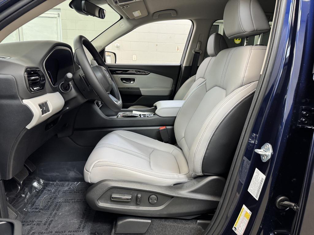 new 2025 Honda Pilot car, priced at $44,816