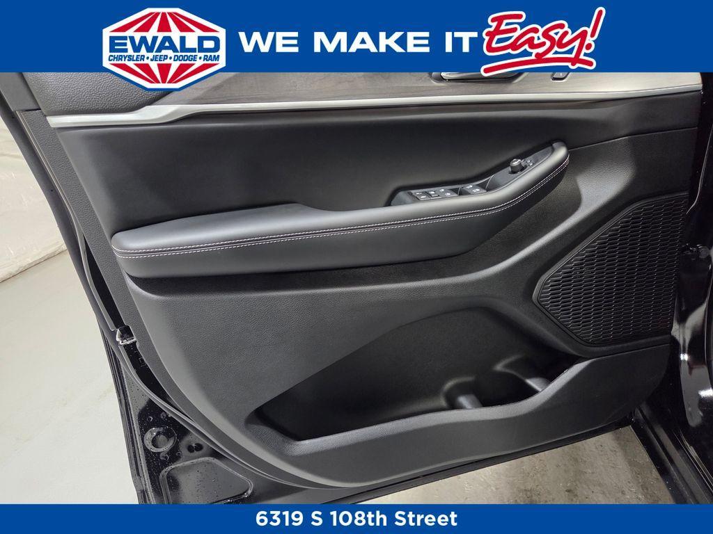 new 2025 Jeep Grand Cherokee car, priced at $48,082