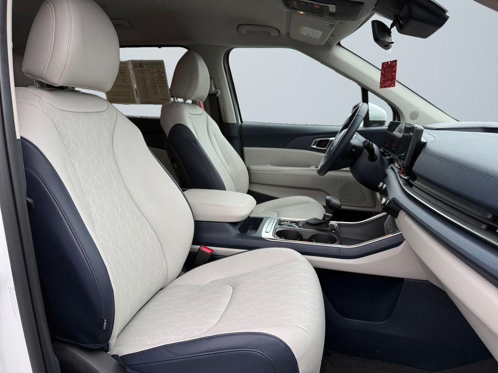 used 2025 Kia Carnival car, priced at $37,000