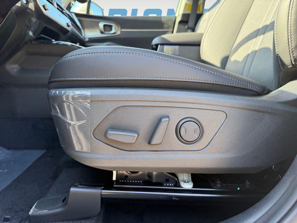 new 2025 Kia Sorento Hybrid car, priced at $35,300