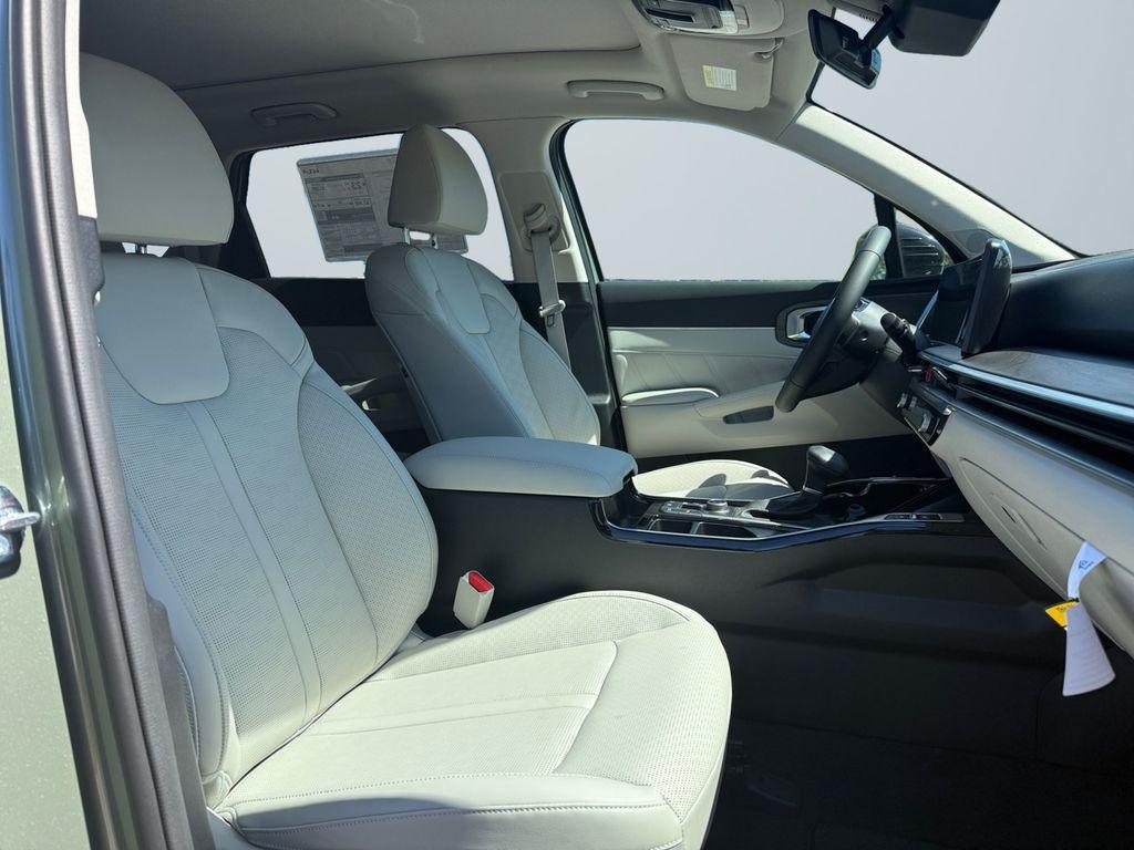 new 2025 Kia Sorento car, priced at $37,900