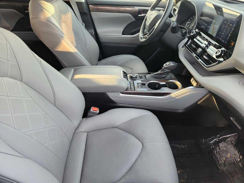 used 2021 Toyota Highlander car, priced at $35,990