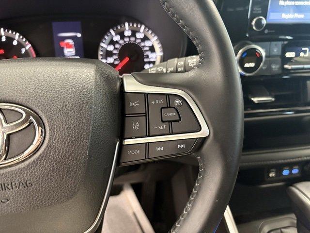 used 2022 Toyota Highlander car, priced at $33,993