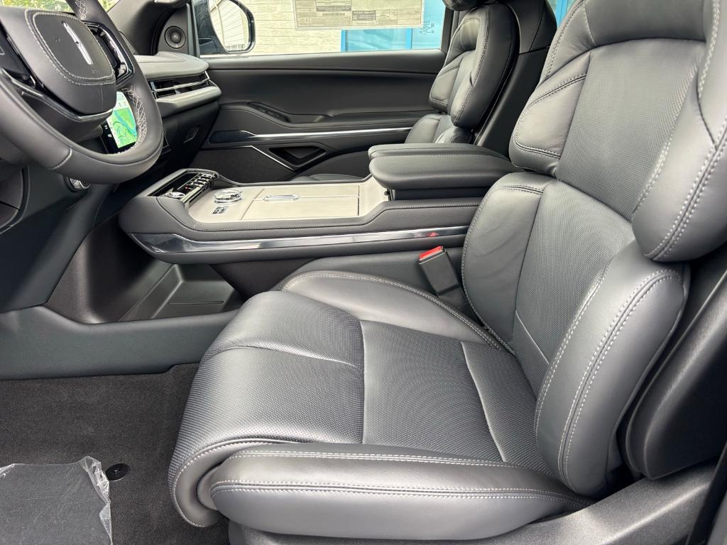 new 2025 Lincoln Navigator car, priced at $107,133