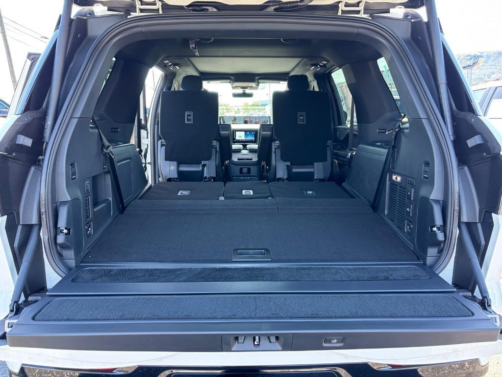 new 2025 Lincoln Navigator car, priced at $104,438