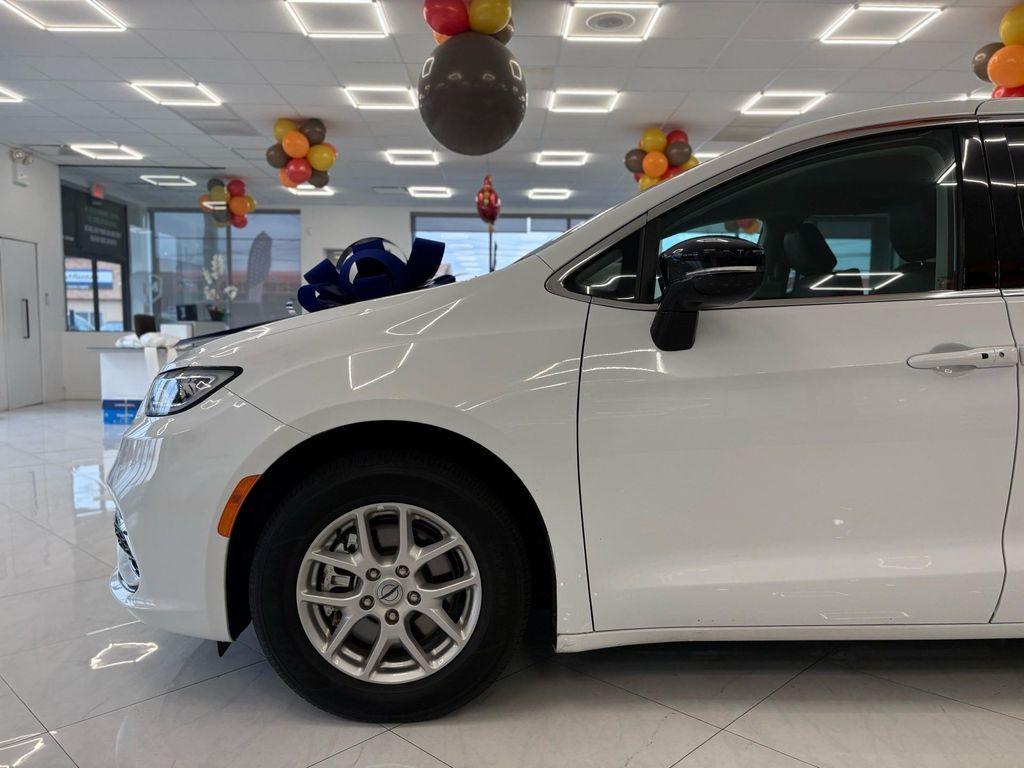 used 2024 Chrysler Pacifica car, priced at $26,995