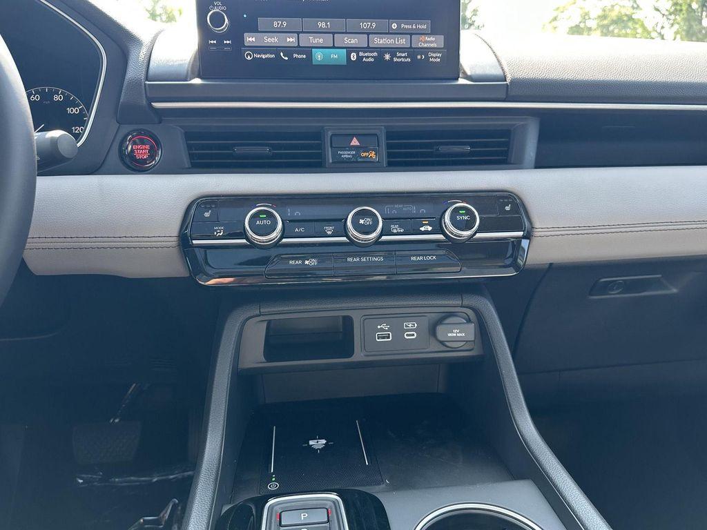 new 2025 Honda Pilot car, priced at $45,544