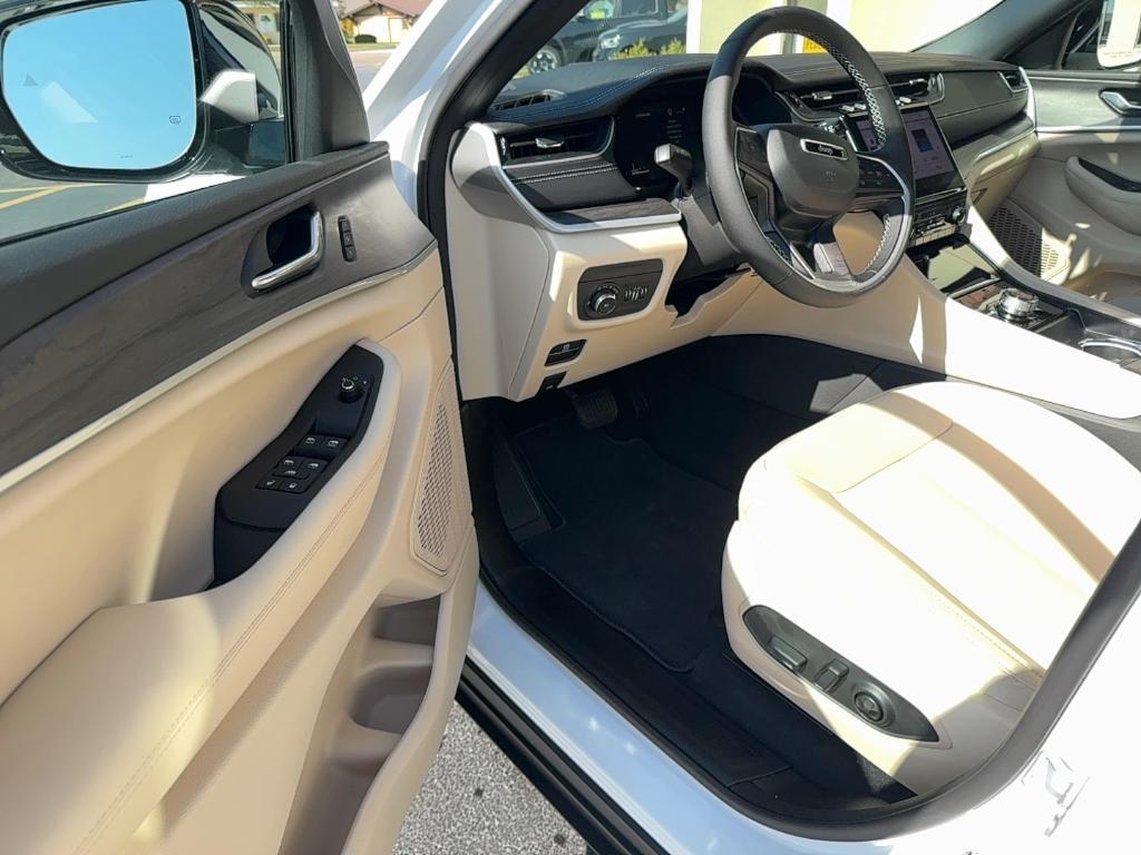 new 2025 Jeep Grand Cherokee car, priced at $41,665