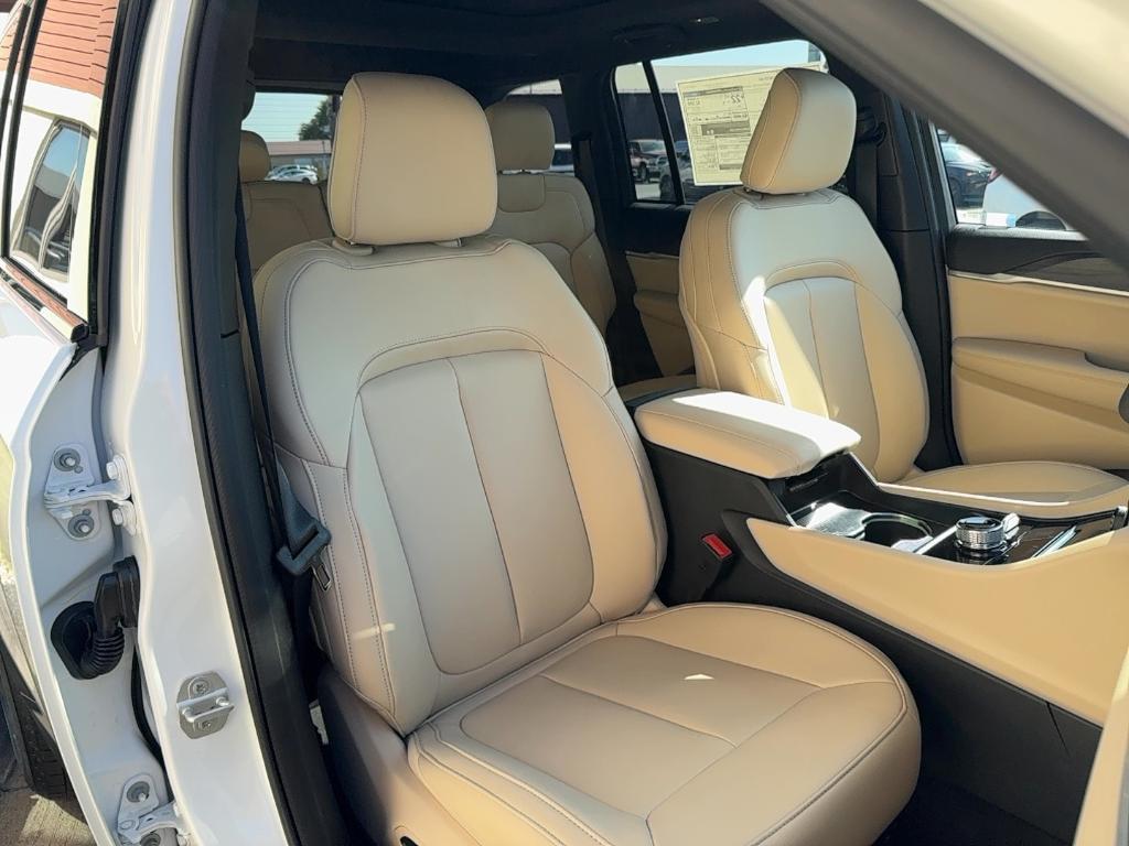 new 2025 Jeep Grand Cherokee car, priced at $41,665