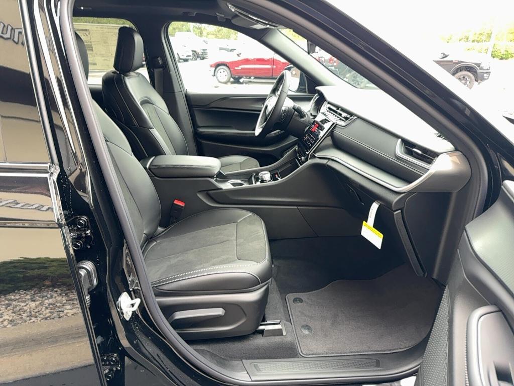 new 2025 Jeep Grand Cherokee car, priced at $37,724