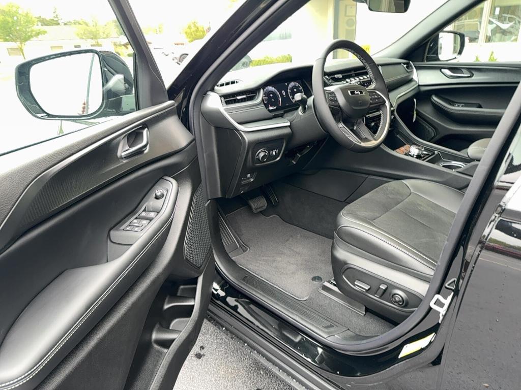 new 2025 Jeep Grand Cherokee car, priced at $37,724