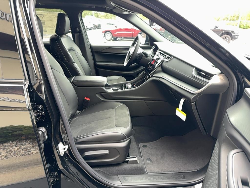 new 2025 Jeep Grand Cherokee car, priced at $37,224