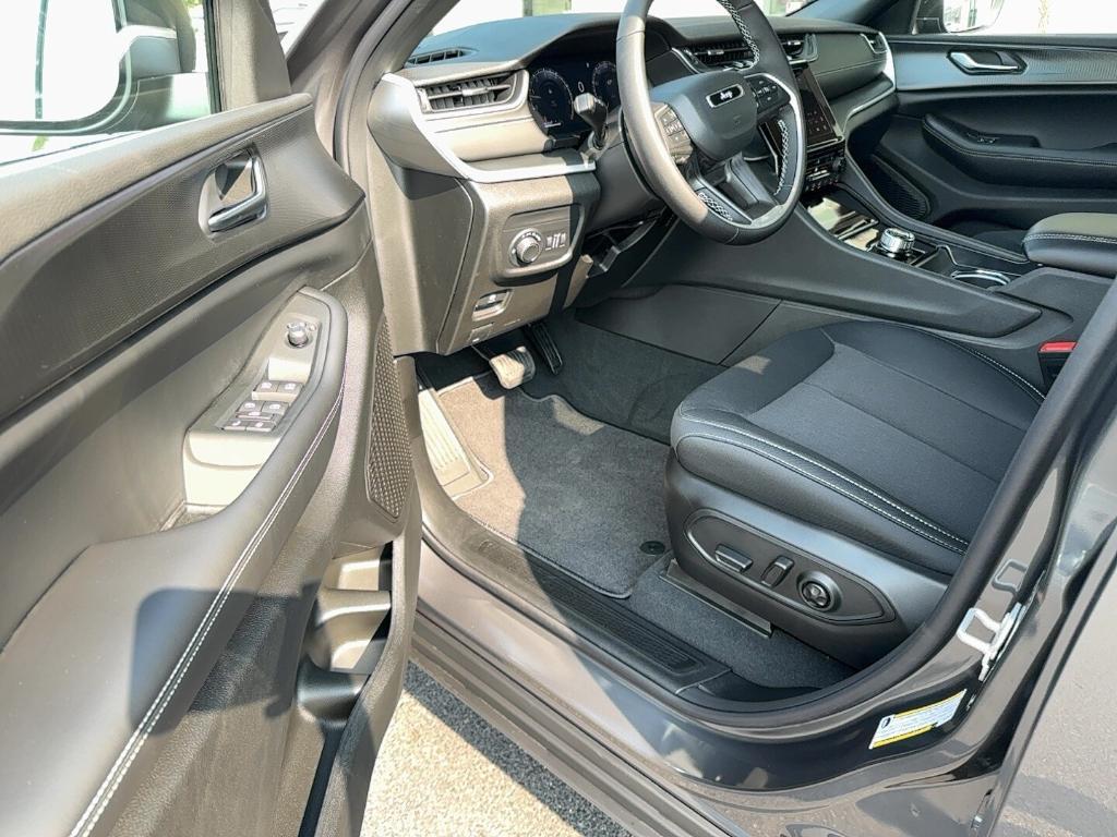 new 2025 Jeep Grand Cherokee car, priced at $41,772