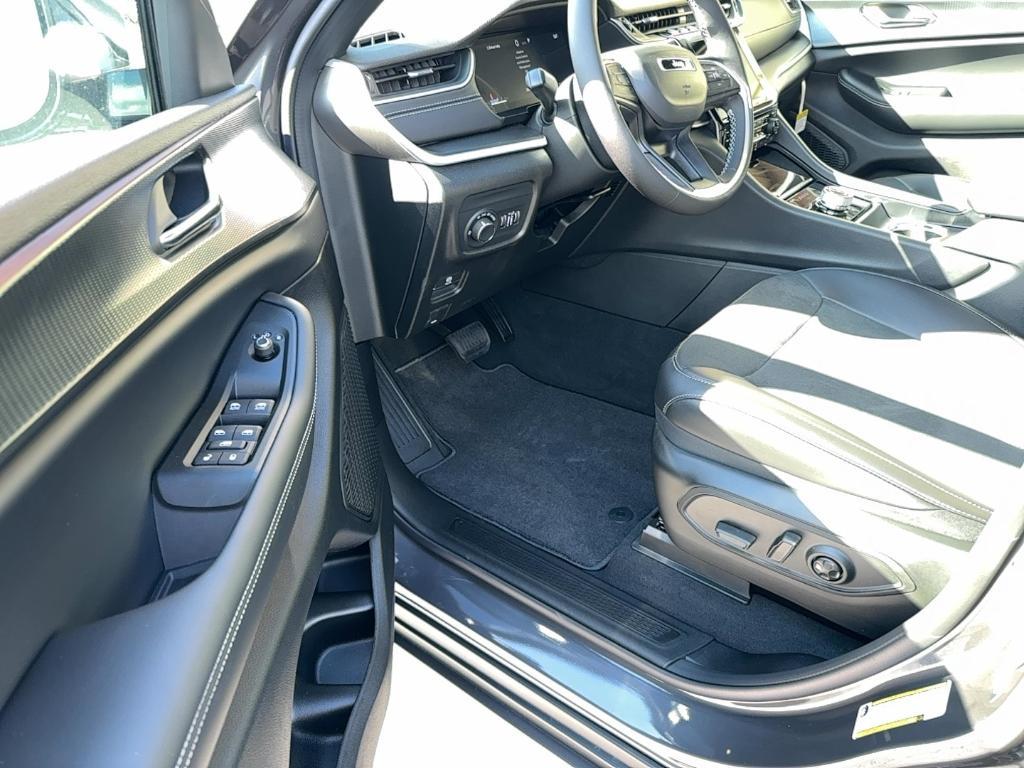 new 2025 Jeep Grand Cherokee car, priced at $37,724