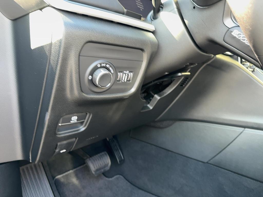 new 2025 Jeep Grand Cherokee car, priced at $37,724