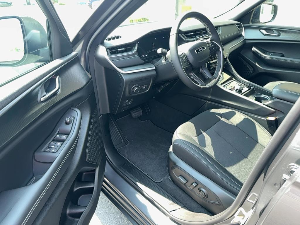 new 2025 Jeep Grand Cherokee car, priced at $40,772