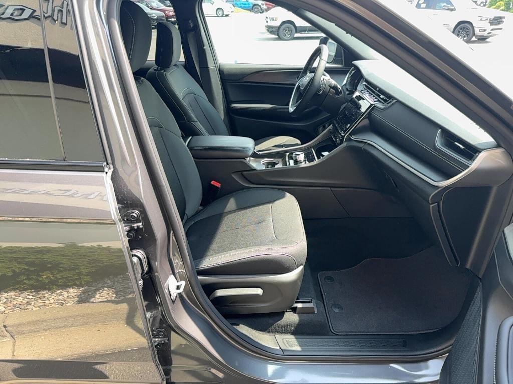 new 2025 Jeep Grand Cherokee car, priced at $40,772