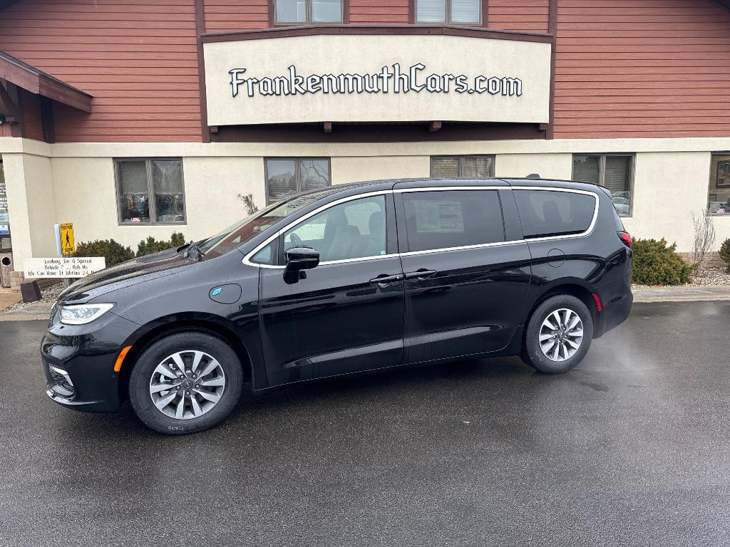 new 2025 Chrysler Pacifica Hybrid car, priced at $43,552