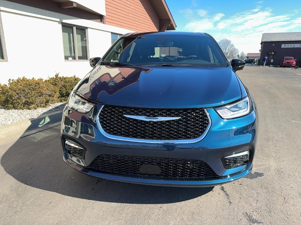 new 2025 Chrysler Pacifica Hybrid car